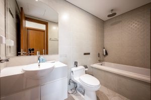 Phòng tắm căn hộ Landmark Plus 1PN cho thuê theo ngày trang bị đầy đủ, đặc biệt là bồn tắm nằm