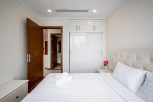 Phòng ngủ căn hộ 1PN Landmark Plus cho thuê theo ngày trang bị giường 1m8 cao cấp