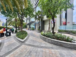 Khuôn viên trước tòa Landmark Plus